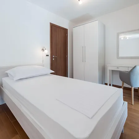 Maro Bayview Apartment *